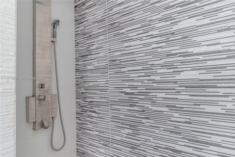 Condo in Miami Beach, Florida, 2 bedrooms  № 2033520 - photo 9