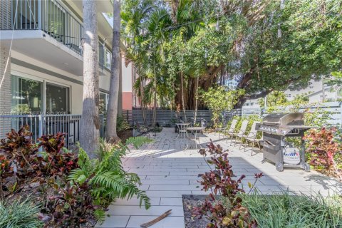 Condo in Miami Beach, Florida, 2 bedrooms  № 2033520 - photo 17