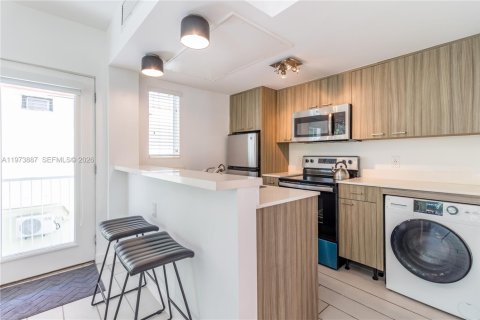 Condo in Miami Beach, Florida, 2 bedrooms  № 2033520 - photo 2