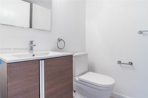 Condo in Miami Beach, Florida, 2 bedrooms  № 2033520 - photo 18