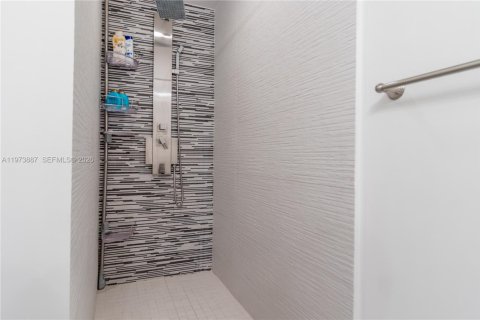 Condo in Miami Beach, Florida, 2 bedrooms  № 2033520 - photo 8