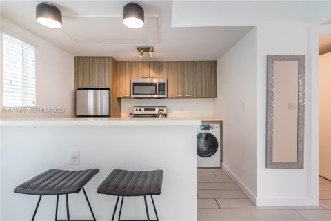 Condo in Miami Beach, Florida, 2 bedrooms  № 2033520 - photo 3