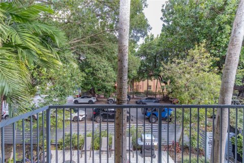 Condo in Miami Beach, Florida, 2 bedrooms  № 2033520 - photo 11