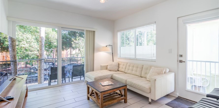 Condo in Miami Beach, Florida, 2 bedrooms  № 2033520