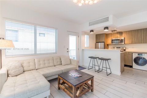 Condo in Miami Beach, Florida, 2 bedrooms  № 2033520 - photo 15
