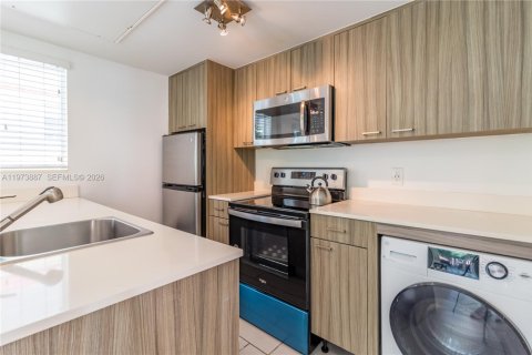 Condo in Miami Beach, Florida, 2 bedrooms  № 2033520 - photo 5