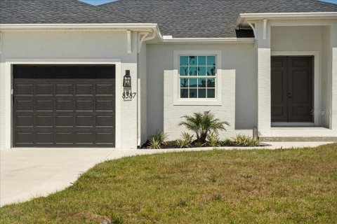 House in Port Charlotte, Florida 4 bedrooms, 193.7 sq.m. № 1724062 - photo 3