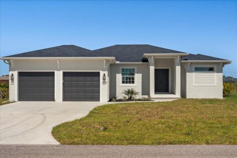 House in Port Charlotte, Florida 4 bedrooms, 193.7 sq.m. № 1724062 - photo 1