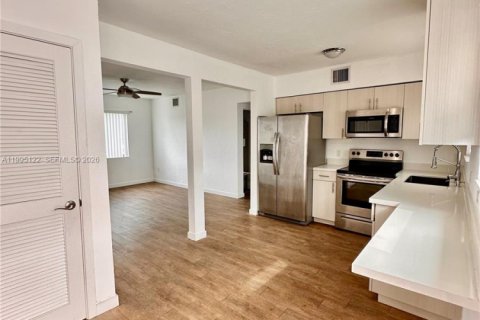 Снять в аренду виллу или дом в Майами, Флорида 2 спальни, 1007.15м2, № 2058486 - фото 10