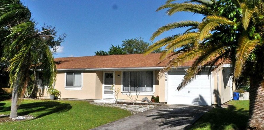House in Port St. Lucie, Florida 3 bedrooms, 130.81 sq.m. № 2353041