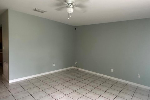 House in Port St. Lucie, Florida 3 bedrooms, 130.81 sq.m. № 2353041 - photo 2