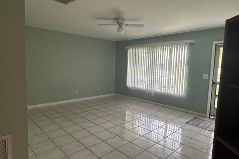 House in Port St. Lucie, Florida 3 bedrooms, 130.81 sq.m. № 2353041 - photo 3