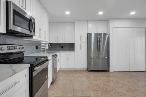 Townhouse in Lauderhill, Florida 3 bedrooms, 207.26 sq.m. № 2048005 - photo 12