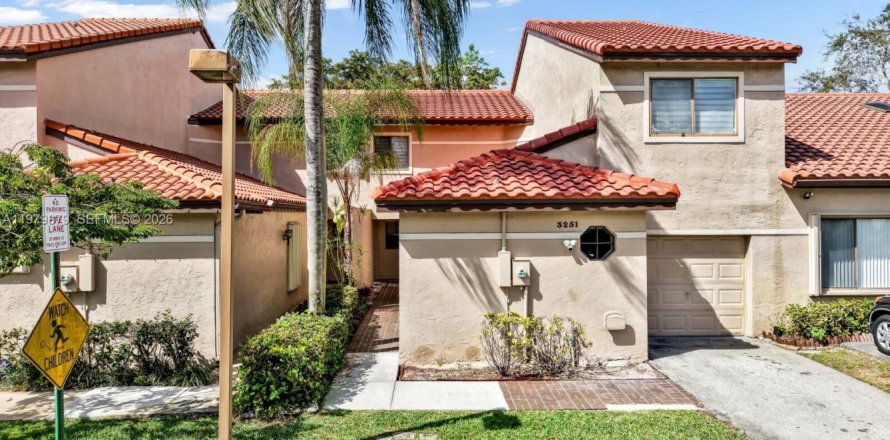 Townhouse in Lauderhill, Florida 3 bedrooms, 207.26 sq.m. № 2048005