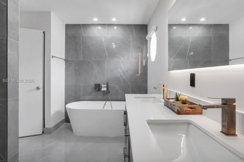 Townhouse in Lauderhill, Florida 3 bedrooms, 207.26 sq.m. № 2048005 - photo 26