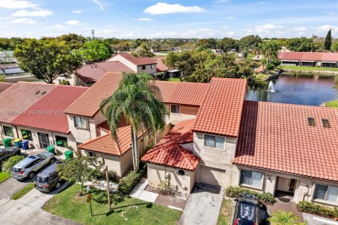 Townhouse in Lauderhill, Florida 3 bedrooms, 207.26 sq.m. № 2048005 - photo 2