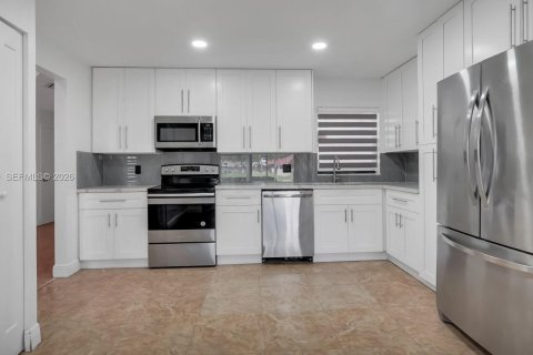 Townhouse in Lauderhill, Florida 3 bedrooms, 207.26 sq.m. № 2048005 - photo 13