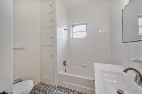 House in Lakeland, Florida 2 bedrooms, 138.98 sq.m. № 2316693 - photo 18