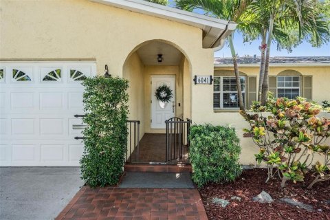 House in Saint Petersburg, Florida 3 bedrooms, 159.61 sq.m. № 1666397 - photo 3