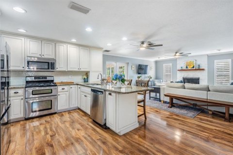 House in Saint Petersburg, Florida 3 bedrooms, 159.61 sq.m. № 1666397 - photo 10