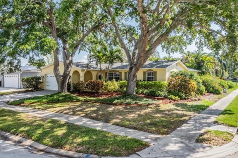 House in Saint Petersburg, Florida 3 bedrooms, 159.61 sq.m. № 1666397 - photo 4
