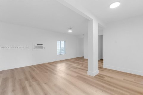 Casa en venta en North Miami Beach, Florida, 3 dormitorios, 139.07 m2 № 1882258 - foto 15
