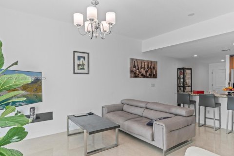 Купить кондоминиум в Халландейл-Бич, Флорида 2 спальни, 92.81м2, № 1984421 - фото 6