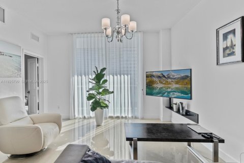 Купить кондоминиум в Халландейл-Бич, Флорида 2 спальни, 92.81м2, № 1984421 - фото 1