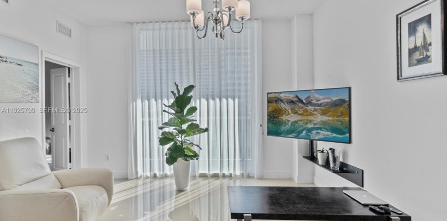 Кондоминиум с 2 спальнями в Халландейл-Бич, Флорида № 1984421