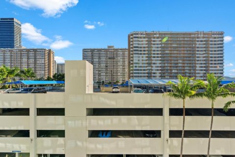 Купить кондоминиум в Халландейл-Бич, Флорида 2 спальни, 92.81м2, № 1984421 - фото 26