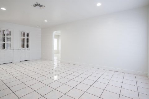 Купить виллу или дом в Майами, Флорида 3 спальни, 94.3м2, № 1971229 - фото 7