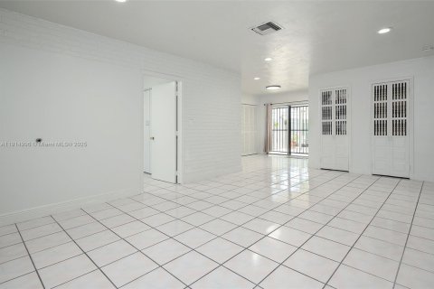 Купить виллу или дом в Майами, Флорида 3 спальни, 94.3м2, № 1971229 - фото 6