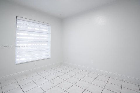 Купить виллу или дом в Майами, Флорида 3 спальни, 94.3м2, № 1971229 - фото 17