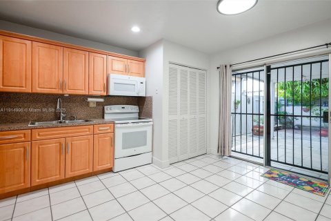 Купить виллу или дом в Майами, Флорида 3 спальни, 94.3м2, № 1971229 - фото 11