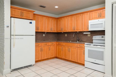 Купить виллу или дом в Майами, Флорида 3 спальни, 94.3м2, № 1971229 - фото 10