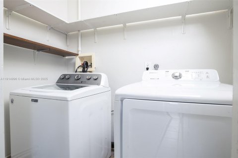 Купить виллу или дом в Майами, Флорида 3 спальни, 94.3м2, № 1971229 - фото 18