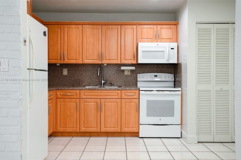 Купить виллу или дом в Майами, Флорида 3 спальни, 94.3м2, № 1971229 - фото 9