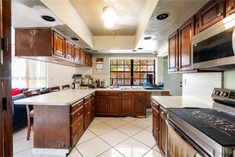 House in Miami, Florida 3 bedrooms, 198.72 sq.m. № 2062713 - photo 11