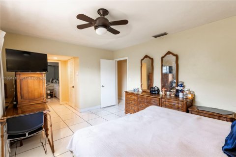 House in Miami, Florida 3 bedrooms, 198.72 sq.m. № 2062713 - photo 16