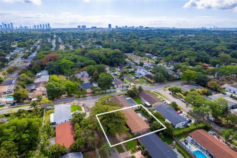 House in Miami, Florida 3 bedrooms, 198.72 sq.m. № 2062713 - photo 4