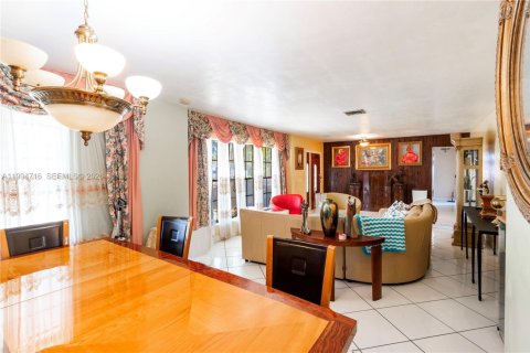 House in Miami, Florida 3 bedrooms, 198.72 sq.m. № 2062713 - photo 9