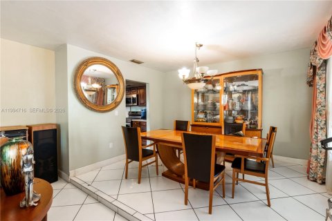 House in Miami, Florida 3 bedrooms, 198.72 sq.m. № 2062713 - photo 13