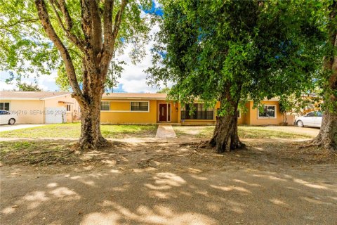 House in Miami, Florida 3 bedrooms, 198.72 sq.m. № 2062713 - photo 2