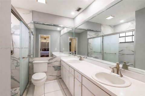House in Miami, Florida 3 bedrooms, 198.72 sq.m. № 2062713 - photo 18