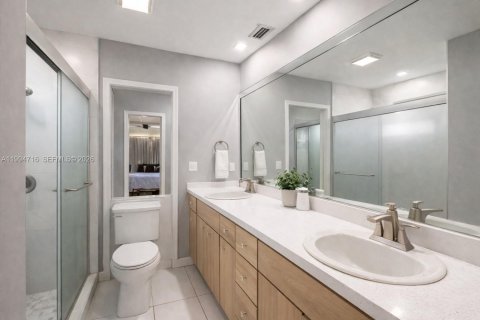 House in Miami, Florida 3 bedrooms, 198.72 sq.m. № 2062713 - photo 17