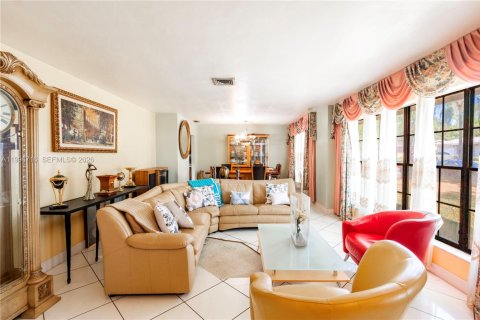 House in Miami, Florida 3 bedrooms, 198.72 sq.m. № 2062713 - photo 8