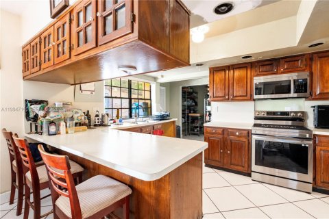 House in Miami, Florida 3 bedrooms, 198.72 sq.m. № 2062713 - photo 12