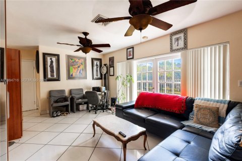 House in Miami, Florida 3 bedrooms, 198.72 sq.m. № 2062713 - photo 15