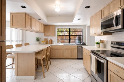 House in Miami, Florida 3 bedrooms, 198.72 sq.m. № 2062713 - photo 10