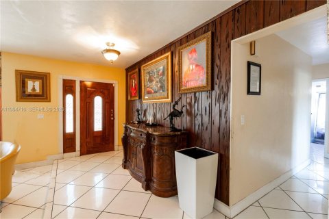 House in Miami, Florida 3 bedrooms, 198.72 sq.m. № 2062713 - photo 6